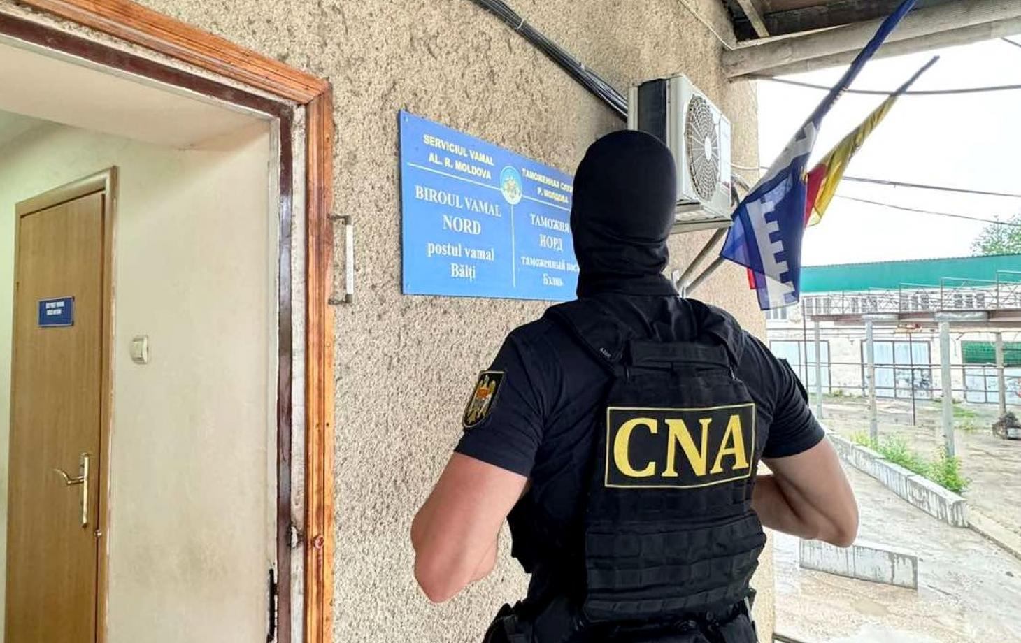 В Бельцах по подозрению в коррупции задержали таможенников: прошли обыски